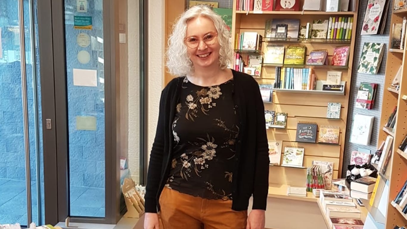 Buchhändlerin Simone Brög in ihrem Laden: "Wir freuen uns, wenn es wieder richtig losgeht."