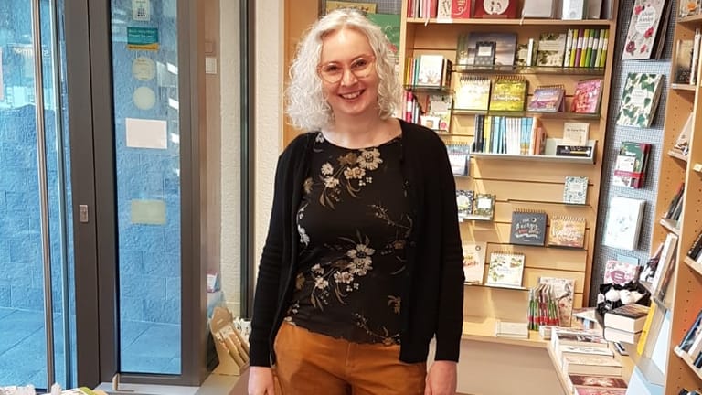 Buchhändlerin Simone Brög in ihrem Laden: "Wir freuen uns, wenn es wieder richtig losgeht."