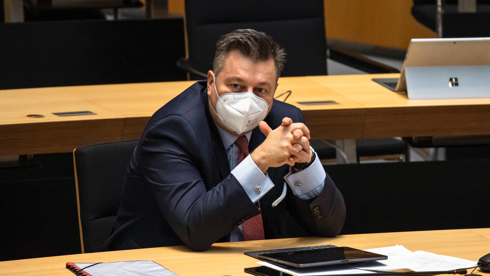Innensenator Andreas Geisel (SPD) im Berliner Abgeordnetenhaus: Im Konflikt um eine Brandschutzprüfung im teils besetzten Haus in der Rigaer Straße will er durchgreifen. Innensenator Andreas Geisel (SPD) im Berliner Abgeordnetenhaus: Im Konflikt um eine Brandschutzprüfung im teils besetzten Haus in der Rigaer Straße will er durchgreifen.