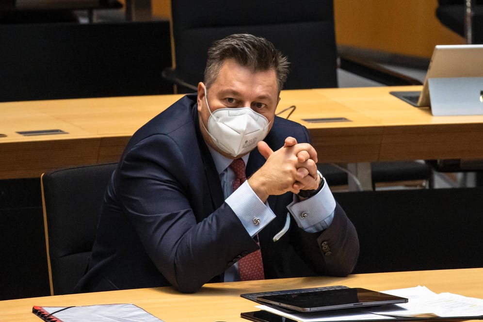 Innensenator Andreas Geisel (SPD) im Berliner Abgeordnetenhaus: Im Konflikt um eine Brandschutzprüfung im teils besetzten Haus in der Rigaer Straße will er durchgreifen.