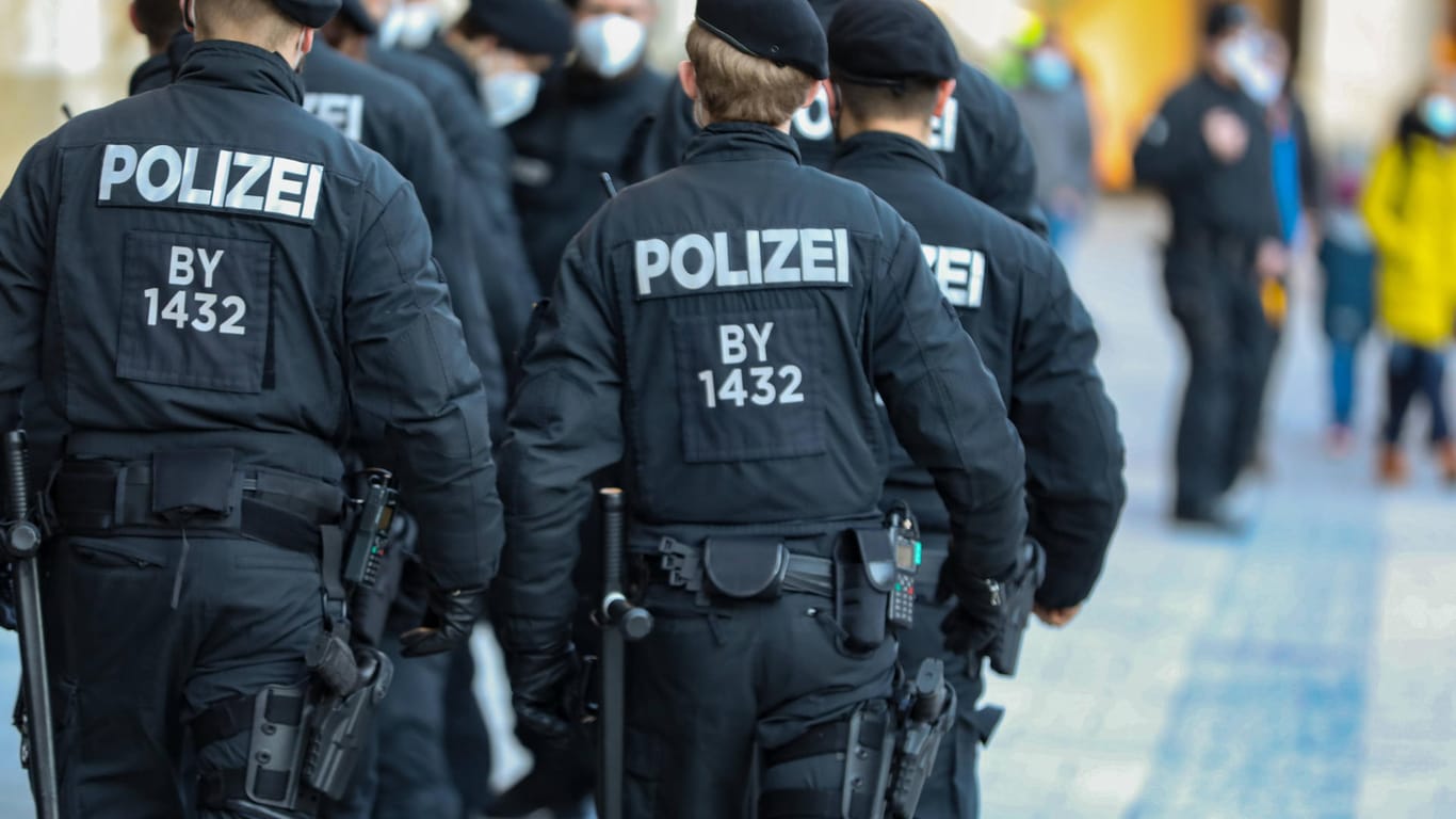 Polizei München (Symbolbild): Dutzende haben in einer Münchner Wohnung eine Party gefeiert.