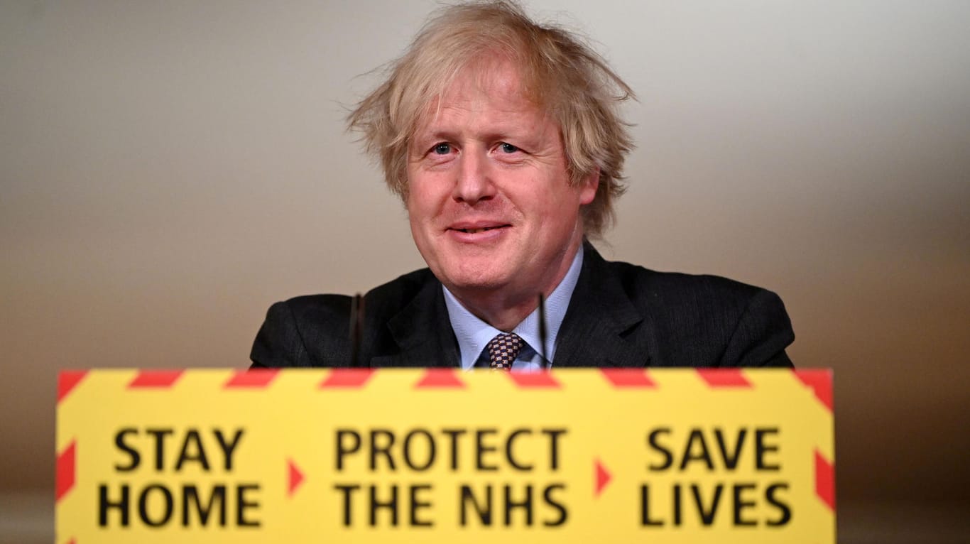 Boris Johnson auf einer Pressekonferenz Ende Februar: Mit dem Erfolg der britischen Impfstrategie steigen auch seine Umfragewerte wieder.