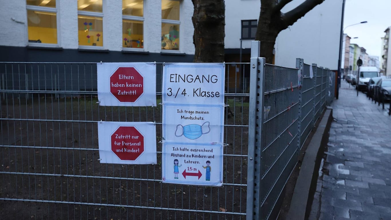 Corona-Hinweisschild am Eingang einer Grundschule (Symbolbild): In Nordrhein-Westfalen können sich Erzieher und Lehrkräfte an Kitas und Grundschulen ab kommender Woche impfen lassen.