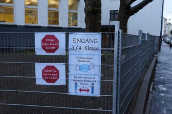 Corona-Hinweisschild am Eingang einer Grundschule (Symbolbild): In Nordrhein-Westfalen können sich Erzieher und Lehrkräfte an Kitas und Grundschulen ab kommender Woche impfen lassen.