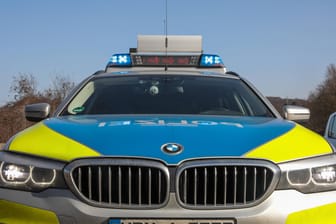 Ein Einsatzwagen der Autobahnpolizei (Symbolbild): Auf der A14 bei Leipzig ist es zu einem Unfall gekommen.