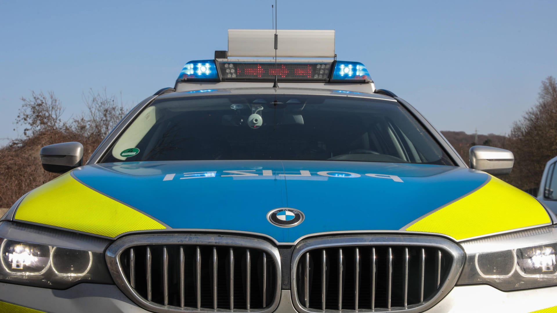 Ein Einsatzwagen der Autobahnpolizei (Symbolbild): Auf der A14 bei Leipzig ist es zu einem Unfall gekommen.