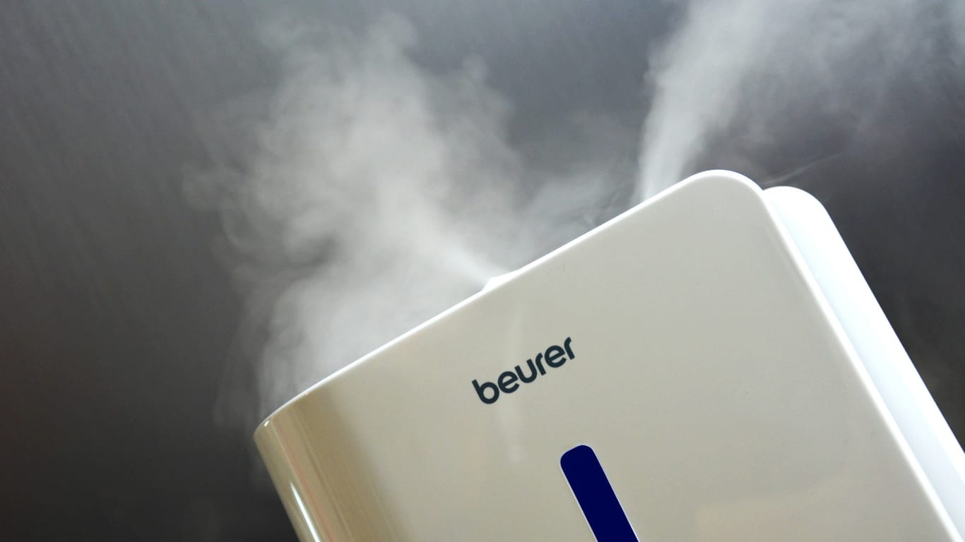 Der Luftbefeuchter von Beurer pustet als einziger eine sichtbare Dampfwolke aus dem Gerät.