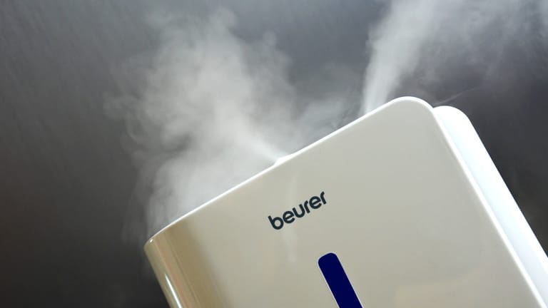 Der Luftbefeuchter von Beurer pustet als einziger eine sichtbare Dampfwolke aus dem Gerät.