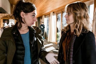 Kommissarin Isabelle Grandjean (Anna Pieri Zuercher, r) und ihre Kollegin Tessa Ott (Carol Schuler) in einer Szene aus dem "Tatort: Schoggiläbe".