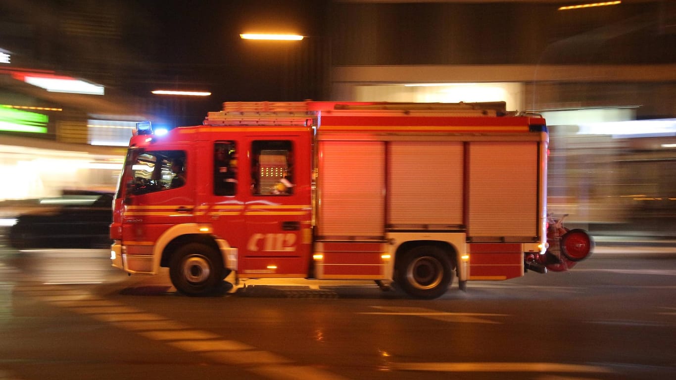 Ein Löschzug der Feuerwehr fährt zu einem Einsatz (Symbolbild): Auch das Technische Hilfswerk (THW) rückte in Erfurt zum Einsatz aus.