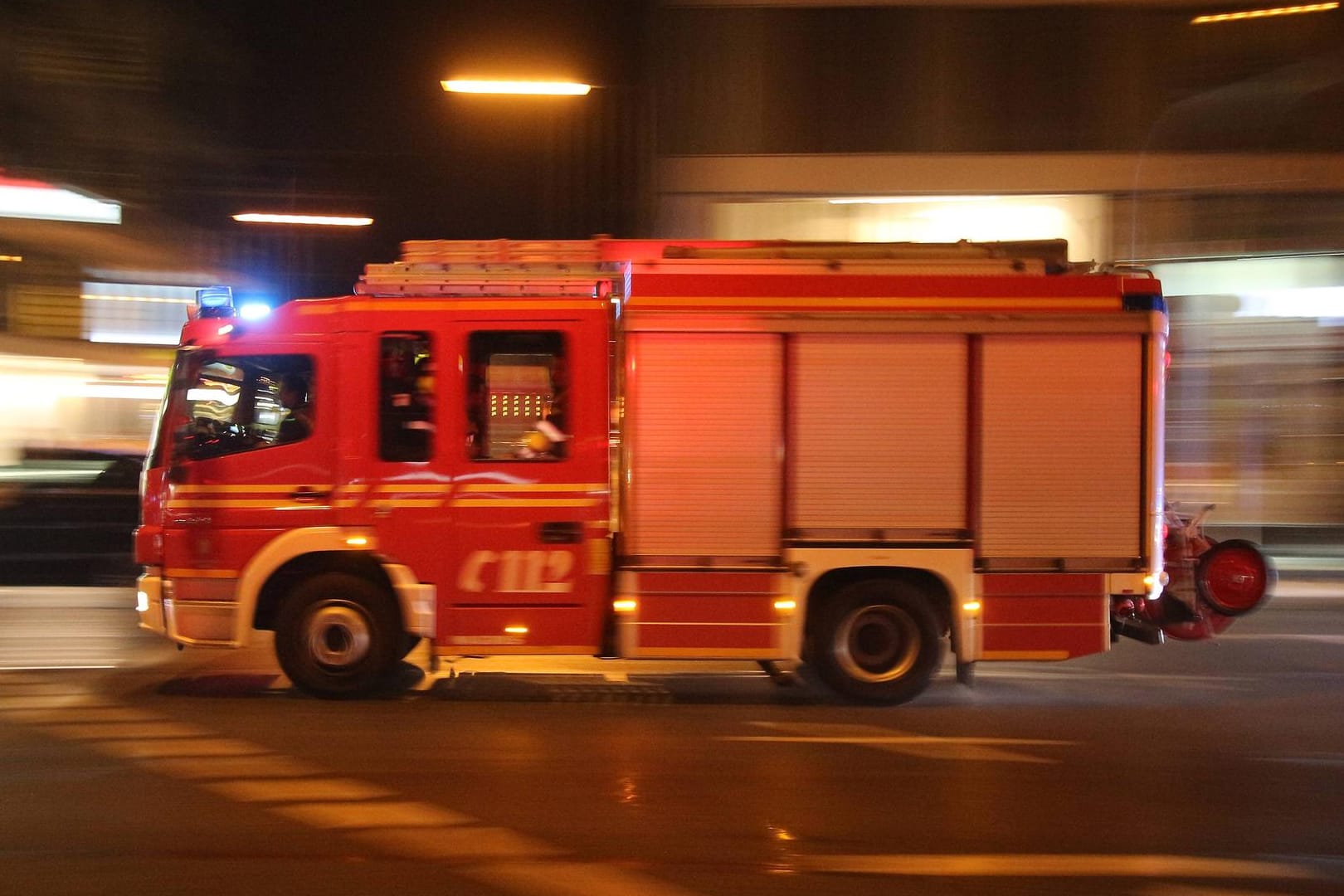 Ein Löschzug der Feuerwehr fährt zu einem Einsatz (Symbolbild): Auch das Technische Hilfswerk (THW) rückte in Erfurt zum Einsatz aus.