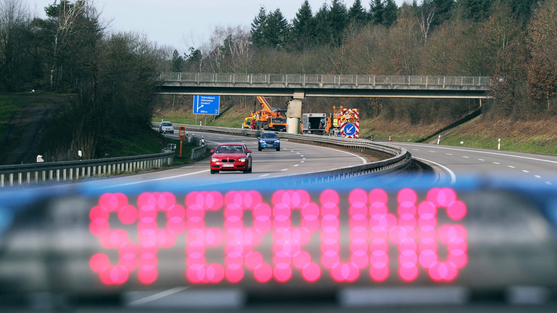 Sperrung auf der Autobahn (Symbolbild): Am Montagmorgen überschlug sich ein Lastwagen auf der A44 bei Jülich, hunderte Ölkanister zerplatzten auf der Fahrbahn. Die Strecke ist in beide Richtungen gesperrt.