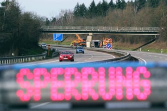 Sperrung auf der Autobahn (Symbolbild): Am Montagmorgen überschlug sich ein Lastwagen auf der A44 bei Jülich, hunderte Ölkanister zerplatzten auf der Fahrbahn. Die Strecke ist in beide Richtungen gesperrt.