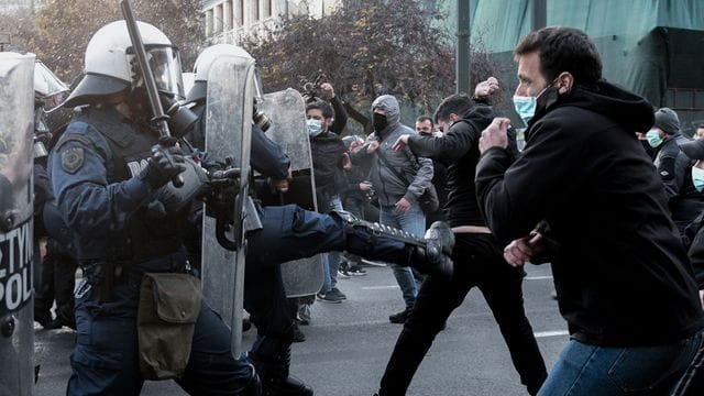 Polizisten und Demonstranten geraten bei einer Solidaritätskundgebung für den einsitzenden Terroristen Dimitris Koufodinas Ende Februar in Athen aneinander. Polizisten und Demonstranten geraten bei einer Solidaritätskundgebung für den einsitzenden Terroristen Dimitris Koufodinas Ende Februar in Athen aneinander.