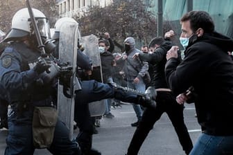 Polizisten und Demonstranten geraten bei einer Solidaritätskundgebung für den einsitzenden Terroristen Dimitris Koufodinas Ende Februar in Athen aneinander.