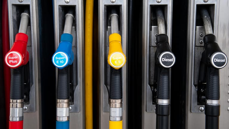Super und Diesel an der Tankstelle (Symbolbild): Die neue CO2-Abgabe treibt die Energie- und Benzinpreise nach oben.