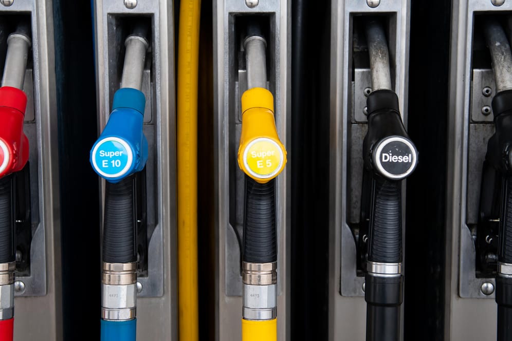 Super und Diesel an der Tankstelle (Symbolbild): Die neue CO2-Abgabe treibt die Energie- und Benzinpreise nach oben.