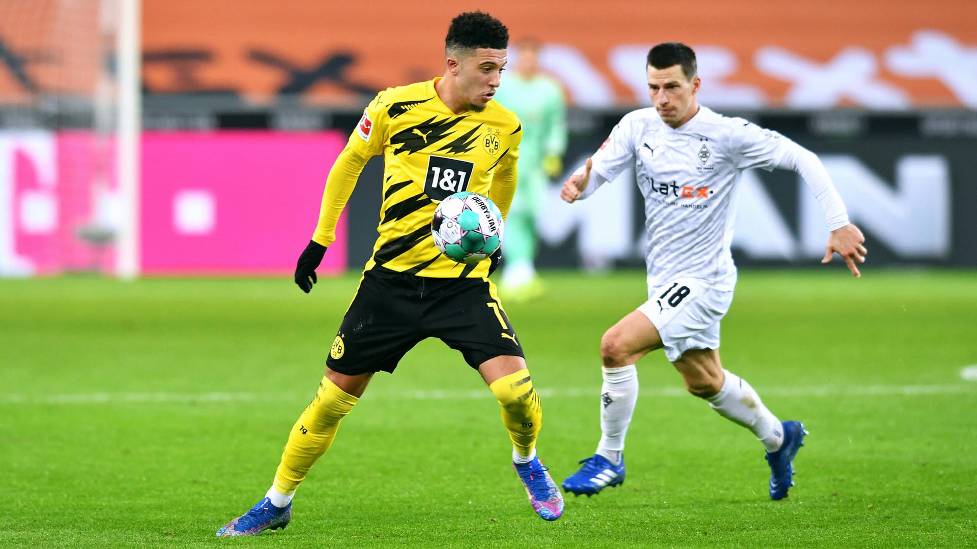 Dortmund und Jadon Sancho (l.) müssen gegen Stefan Lainer und Mönchengladbach im Viertelfinale des DFB-Pokals ran.