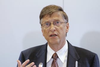 Bill Gates (Symbolbild): Der Microsoft-Gründer nutzt eine Android-Smartphone.