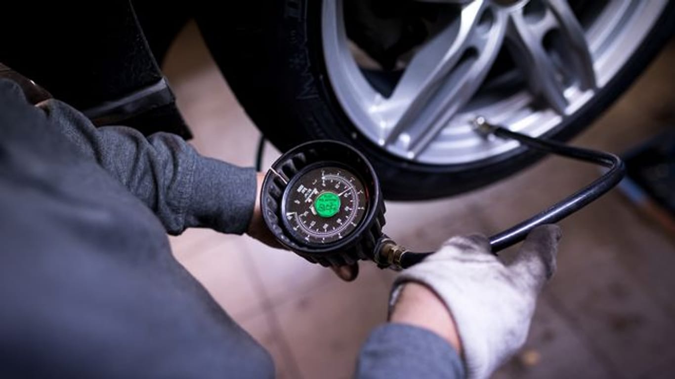 Wer den Reifendruck kontrolliert, macht das an möglichst kalten Reifen.