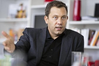 Lars Klingbeil: Der SPD-Generalsekretär wirft der Union Ideenlosigkeit und den Grünen Zukunftsangst vor.