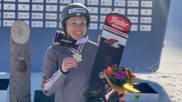 Selina Jörg posiert in Rogla mit ihrer Goldmedaille.
