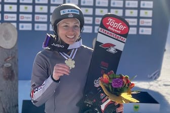 Selina Jörg posiert in Rogla mit ihrer Goldmedaille.