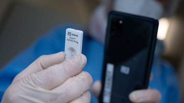 Laut dem Diskussionspapier des Bundesgesundheitsministeriums sollen Ergebnisse von Schnelltests schriftlich oder digital übermittelt werden. Laut dem Diskussionspapier des Bundesgesundheitsministeriums sollen Ergebnisse von Schnelltests schriftlich oder digital übermittelt werden.