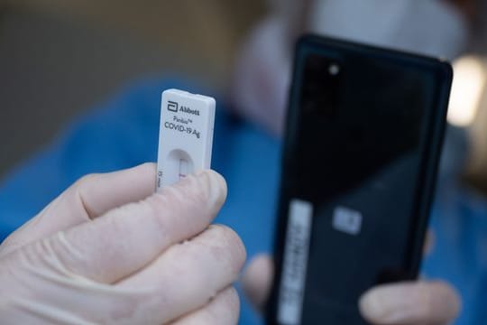 Laut dem Diskussionspapier des Bundesgesundheitsministeriums sollen Ergebnisse von Schnelltests schriftlich oder digital übermittelt werden.