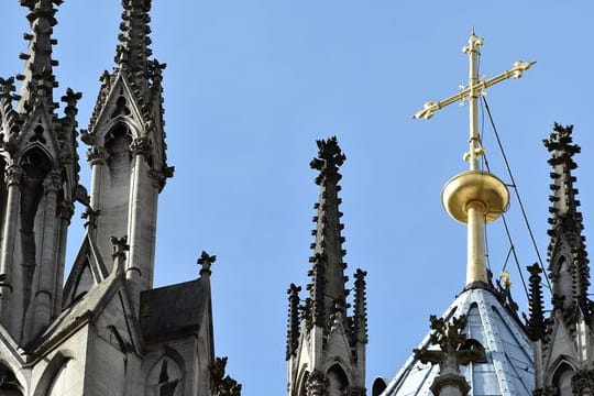 Die starke Nachfrage nach Terminen für Kirchenaustritte hält in Köln unvermindert an.