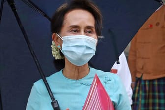 Aung San Suu Kyi: Sie saß insgesamt bereits mehr als 15 Jahre im Hausarrest, jetzt ist sie mit neuen Anklagen konfrontiert.