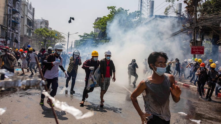 Demonstrationen in Yangon, Myanmar: Das Militär geht mit Tränengas gegen Protestgruppen vor.