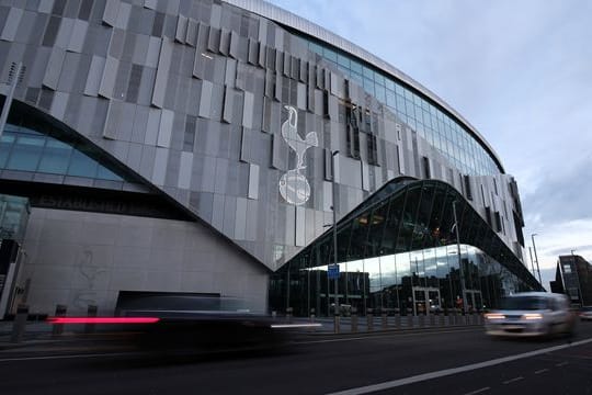 FDas Logo von Tottenham Hotspur prangt an der Fassade des heimischen Stadions.