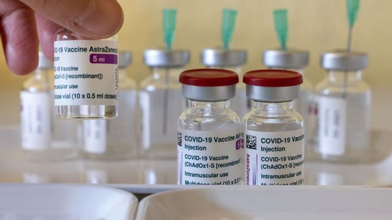 Impfstoff-Dosen von Astrazeneca stehen im Impfzentrum Apolda (Thüringen) für die Corona-Schutzimpfung bereit.