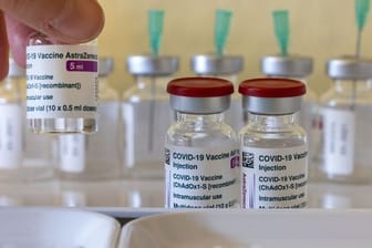 Impfstoff-Dosen von Astrazeneca stehen im Impfzentrum Apolda (Thüringen) für die Corona-Schutzimpfung bereit.