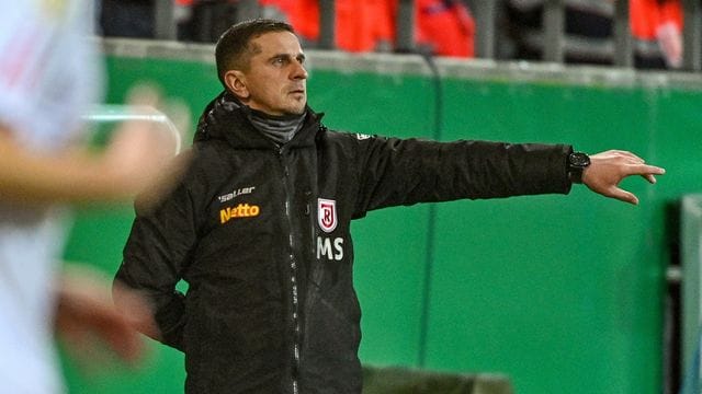 Mersad Selimbegovic, der Trainer von Jahn Regensburg, wurde zuerst positiv auf das Coronavirus getestet. Mersad Selimbegovic, der Trainer von Jahn Regensburg, wurde zuerst positiv auf das Coronavirus getestet.