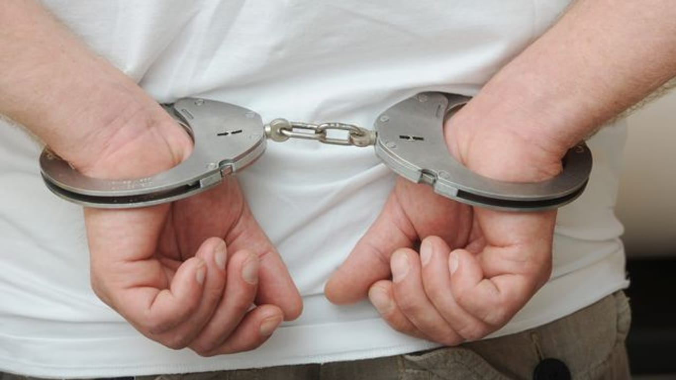 Zwei Hände in Polizeihandschellen (Symbolbild): Ein 40-Jähriger wurde von der Polizei in Thüringen festgenommen.