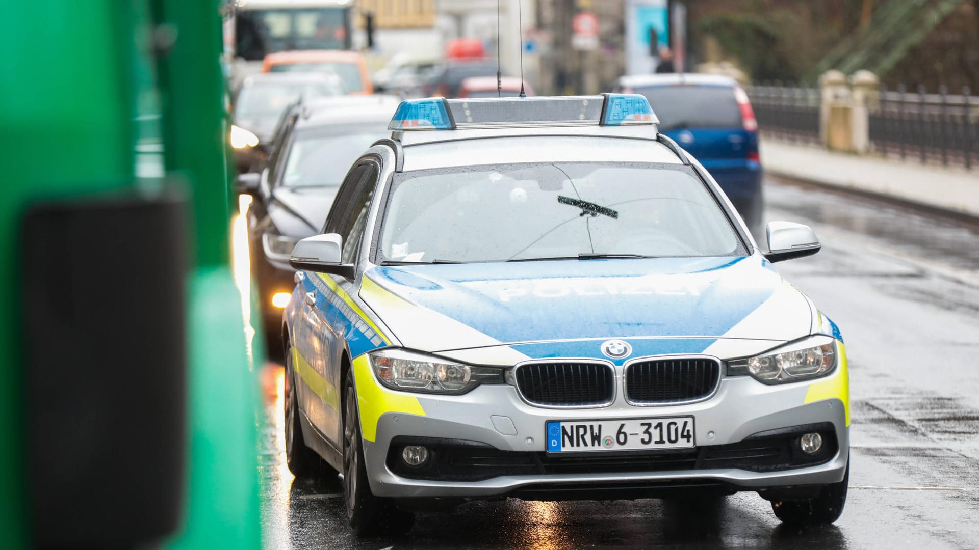 Ein Streifenwagen der Polizei: In Hagen hat ein Mann Drogen gefunden – Beamte ermittelten einen Verdächtigen.