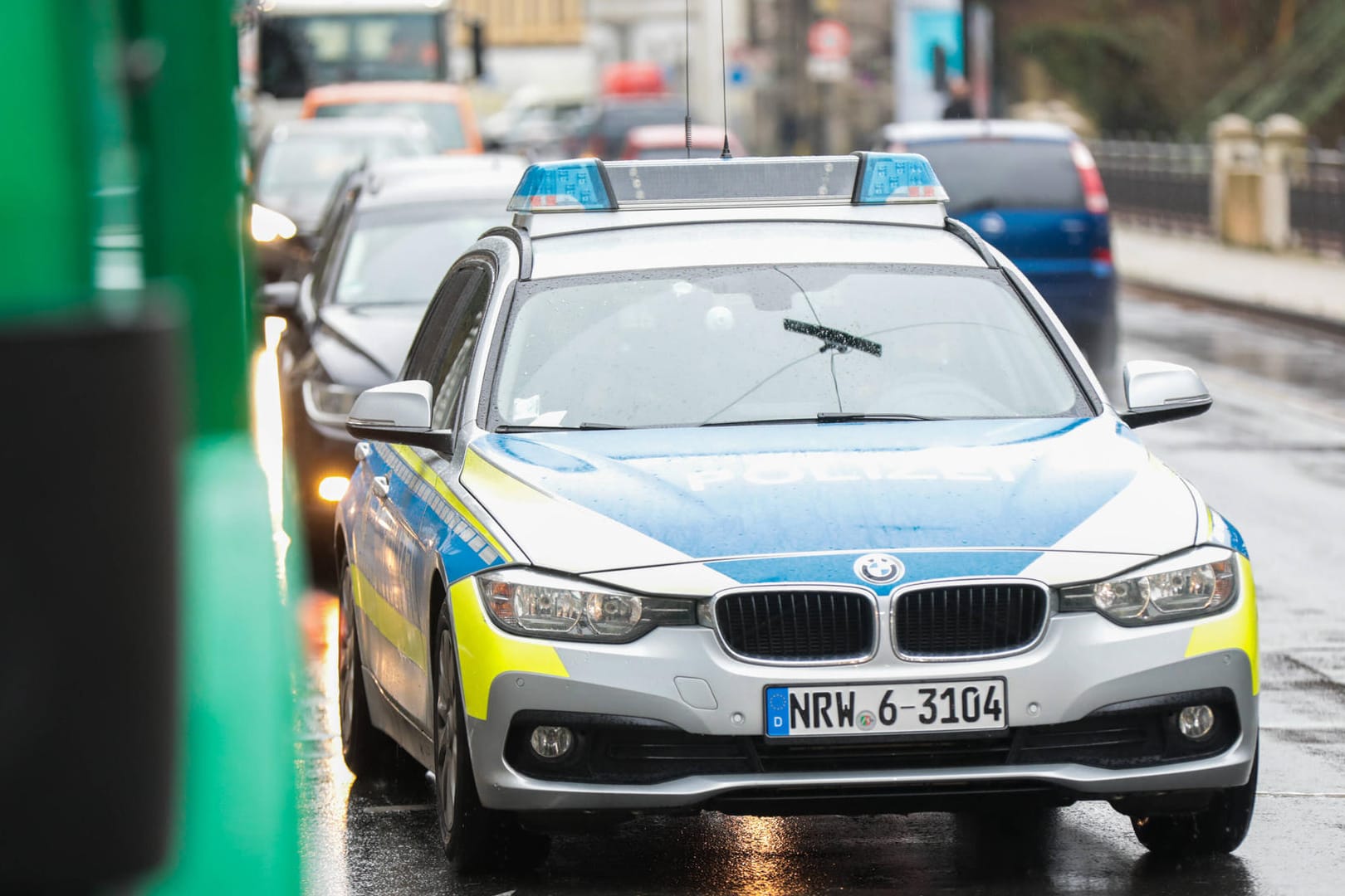 Ein Streifenwagen der Polizei: In Hagen hat ein Mann Drogen gefunden – Beamte ermittelten einen Verdächtigen.