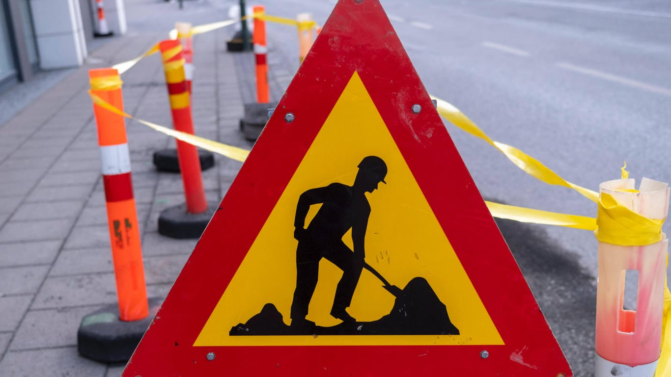 Baustellenschild: In Baden-Württemberg ist ein Senior gestorben, nachdem er in eine Baugrube gefallen war. (Symbolbild)