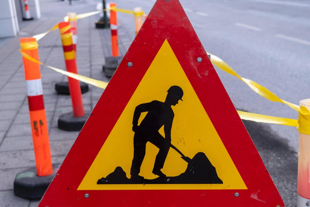 Baustellenschild: In Baden-Württemberg ist ein Senior gestorben, nachdem er in eine Baugrube gefallen war. (Symbolbild)