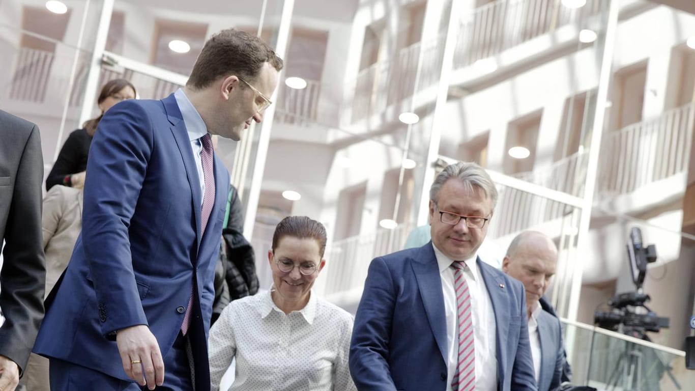 Gesundheitsminister Jens Spahn (l.) und Georg Nüßlein im Gespräch (Archivfoto): Der Minister soll laut Medienberichten mit Nüßlein auch über Schutzmasken gesprochen haben.
