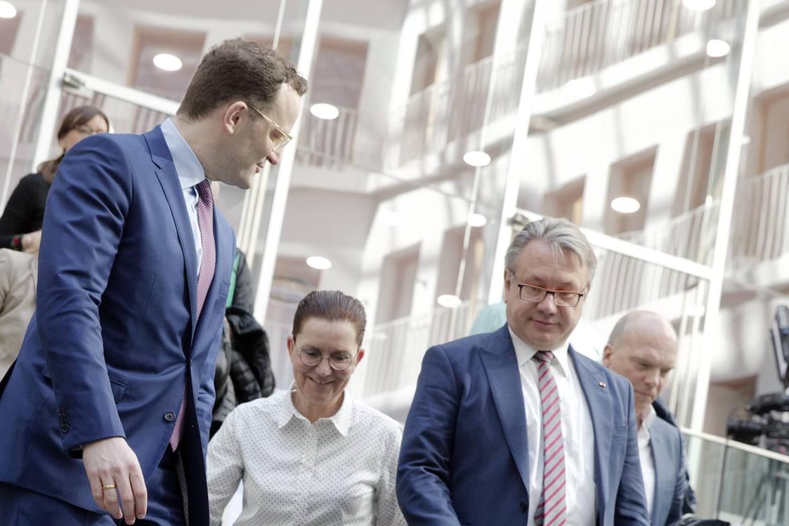 Gesundheitsminister Jens Spahn (l.) und Georg Nüßlein im Gespräch (Archivfoto): Der Minister soll laut Medienberichten mit Nüßlein auch über Schutzmasken gesprochen haben.