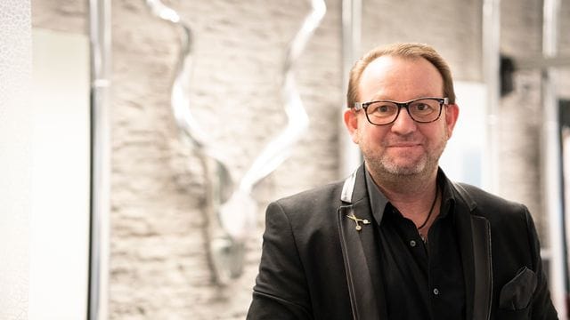 Weil der Andrang riesig war, hat der Friseur Andreas Nuissl den ersten Termin für einen guten Zweck versteigert. Weil der Andrang riesig war, hat der Friseur Andreas Nuissl den ersten Termin für einen guten Zweck versteigert.