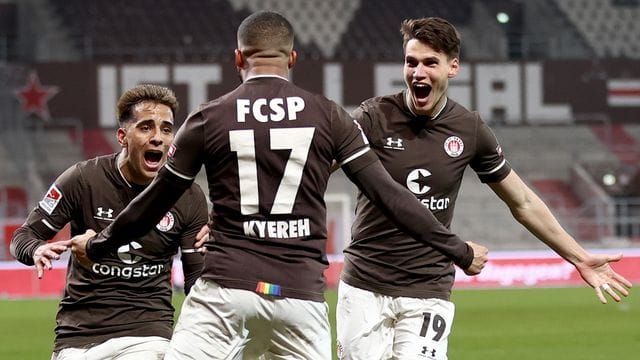 Daniel-Kofi Kyereh (M) feiert seinen Treffer zum 1:0 für den FC St. Daniel-Kofi Kyereh (M) feiert seinen Treffer zum 1:0 für den FC St.