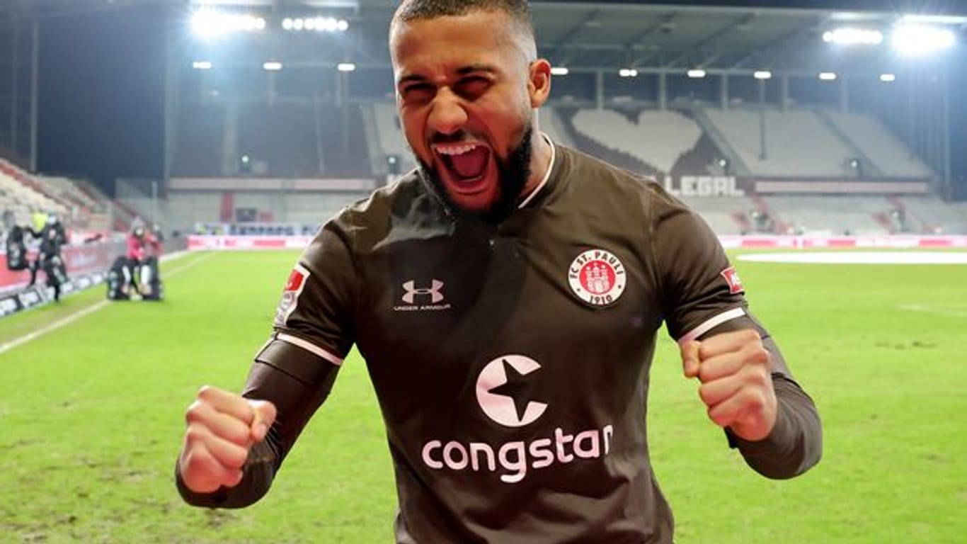 Daniel-Kofi Kyereh von FC St. Pauli jubelt über den Sieg