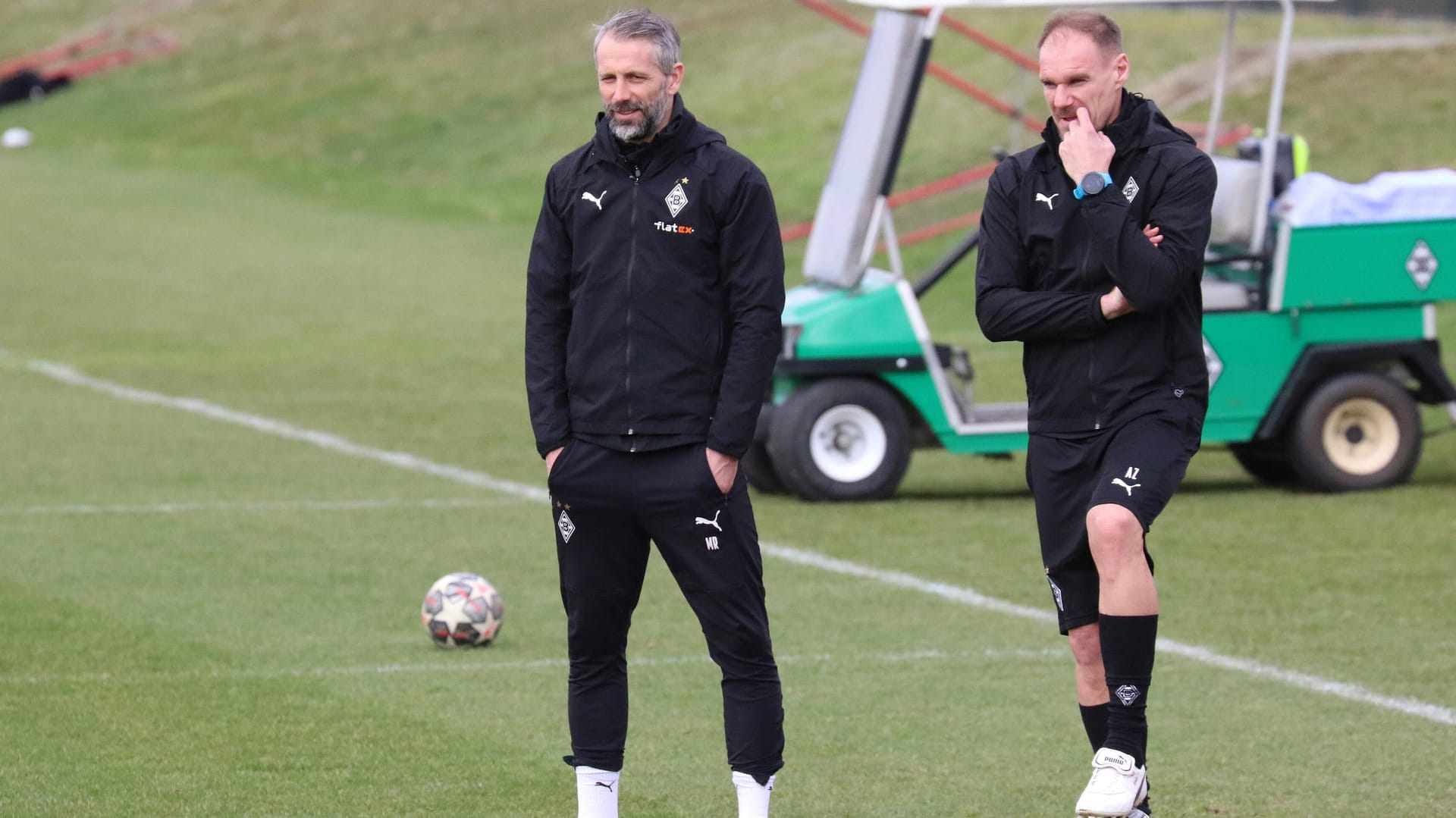 Marco Rose (l.) und sein Co-Trainer Alexander Zickler stehen vor dem Spiel gegen den BVB gehörig unter Druck. Im Februar fuhren ihre Gladbacher nur einen Sieg ein.