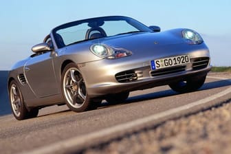 Familiengesicht: An der Front des Porsche Boxsters erinnern vor allem die "Spiegeleier"-Scheinwerfer an den zeitgenössischen Elfer der Baureihe 996.