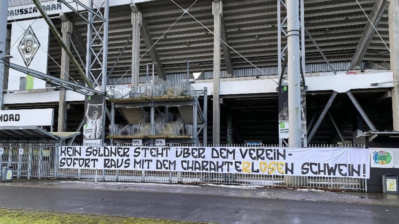 Nach Verkündung von Marco Roses Wechsel zum BVB tauchte am Gladbacher Stadion dieses Banner auf.