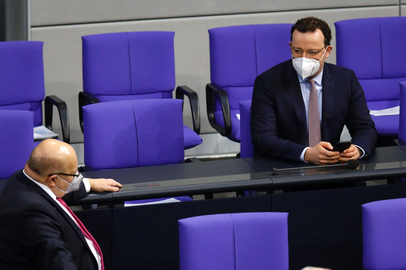 Peter Altmaier und Jens Spahn: Auch die Minister in der Bundesregierung scheinen sich nicht darüber einig zu sein, wie es mit dem Lockdown weitergehen soll.
